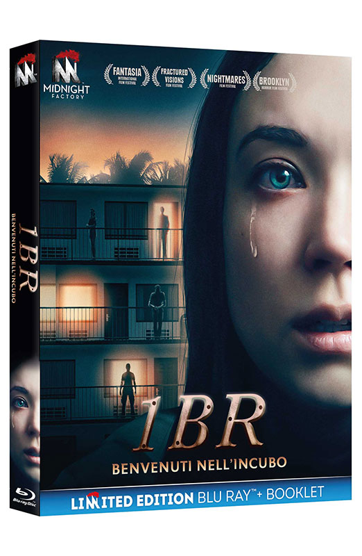 1 BR - Benvenuti Nell'Incubo - Limited Edition Midnight Factory Blu-ray + Booklet (Blu-ray) Cover Book, Publication, Advertisement, Person